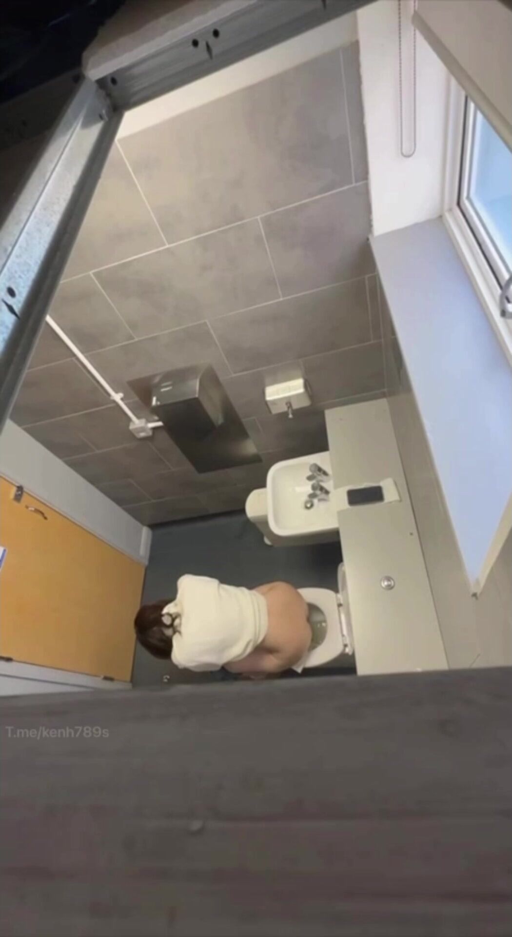 seri đặt cam quay lén nhà vệ sinh nữ em nào đít cũng to lồn múp - phần 73